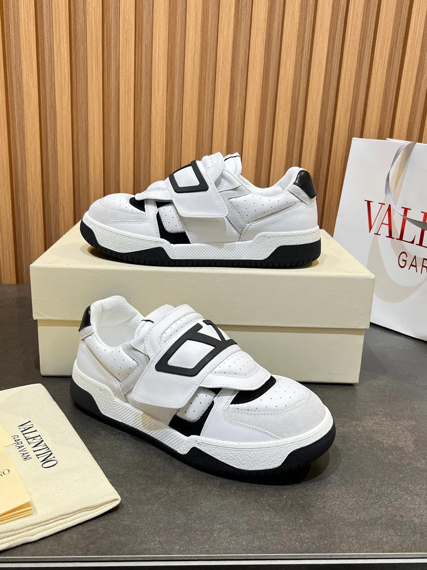 Men's men's shoes 💰760 VLTN Valentin 𝑶𝒏𝒆𝑺𝒕𝒖𝒅 Couple's sneaker series Valentino 2025 new couple's sneakers are on sale. The original ZP purchased and disassembled. Repeated pattern making and modification. The strength must be restored one to one! Top luxury masterpiece Velcro design Soft and comfortable imported calfskin 🧧brings excellent and elegant texture and excellent on-foot comfort Top purchasing version upper: imported calfskin surface/original oil edge craftsmanship Inner: water-dyed cowhide lining Outsole: original development 𝐓𝐏𝐔 two-color combination outsole Packaging: original configuration complete package Code number: 35-46 (45 46 customized)